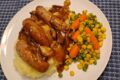 Comfort food: salsiccia, purè e salsa di cipolle caramellate.