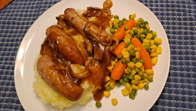 Salsiccia, purè e salsa di cipolle caramellate