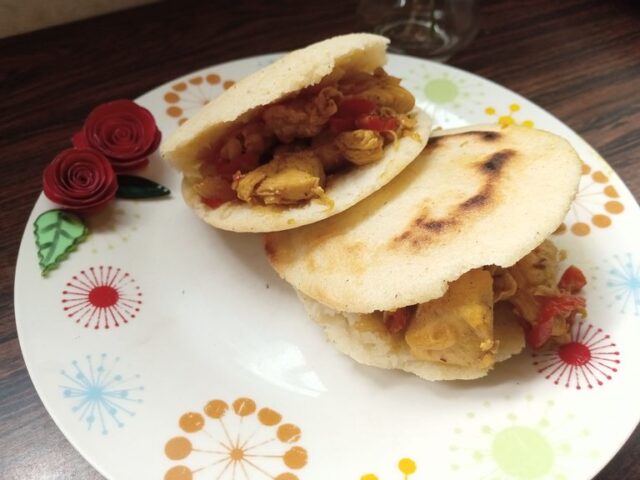 arepas-con-pollo-tritato