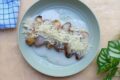 Alla scoperta della cucina indonesiana: banana e formaggio da inzuppare.