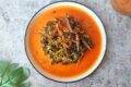 Fiori di papaya piccanti saltati in padella, con acciughe essiccate.