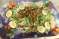 Come preparare una ricca insalata di petto di pollo e uova.