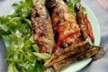 Delizioso pesce alla griglia, un trionfo dei sapori mediterranei.
