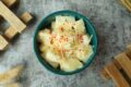 Come preparare una rinfrescante e deliziosa insalata di pere.