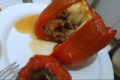 La ricetta per preparare deliziosi peperoni ripieni al forno.