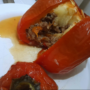 La ricetta per preparare deliziosi peperoni ripieni al forno.