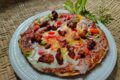 Prepariamo una pizza fatta in casa davvero gustosa e squisita.