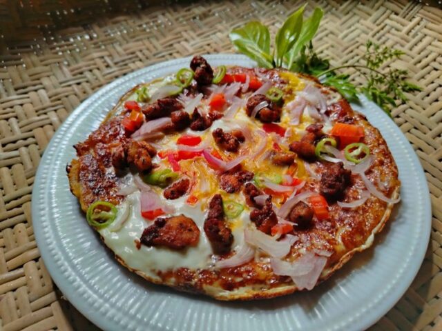 Prepariamo una pizza fatta in casa davvero gustosa e squisita.