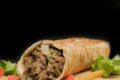 Come preparare lo Shawarma famoso cibo da strada del Medio Oriente.