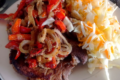 Come preparare una squisita bistecca con paprika dolce e verdure.