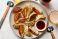 Come fare i gyoza giapponesi croccanti in padella a casa.