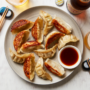 Come fare i gyoza giapponesi croccanti in padella a casa.