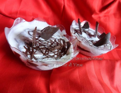 Gelato allo yogurt con croccante cioccolato | ricetta senza gelatiera