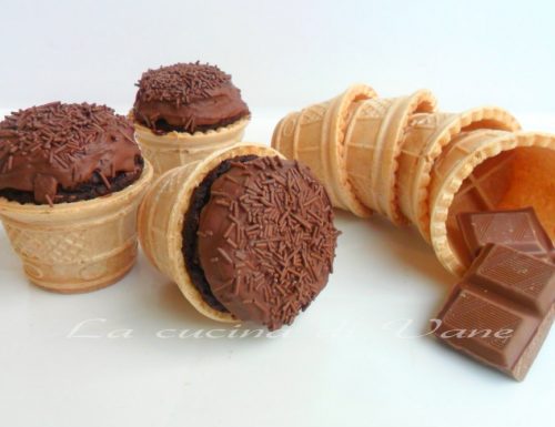 Muffin al cioccolato in cono gelato