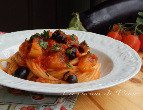 Spaghetti al sugo veloce di olive e melanzane