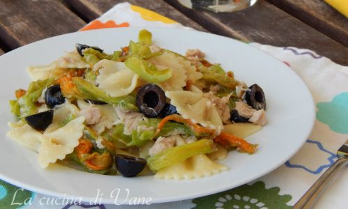 Pasta con fiori di zucca tonno e olive