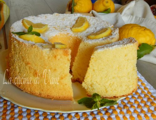 Chiffon cake al limone con succo e buccia