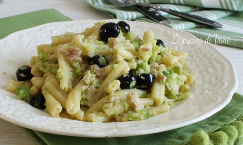 Pasta con broccolo tonno e olive