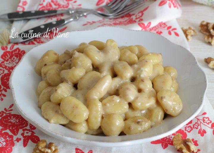 GNOCCHI NOCI E GORNGOZOLA primo piatto con crema di formaggio