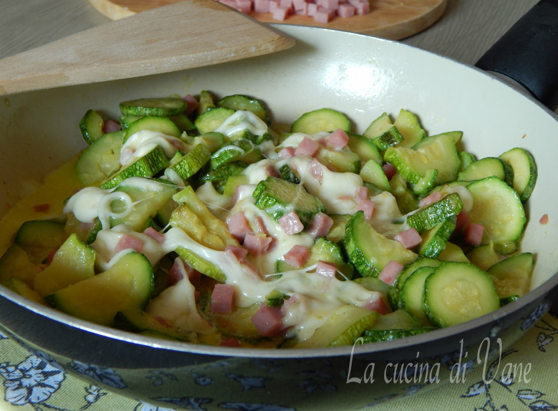 zucchine in padella con prosciutto e mozzarella