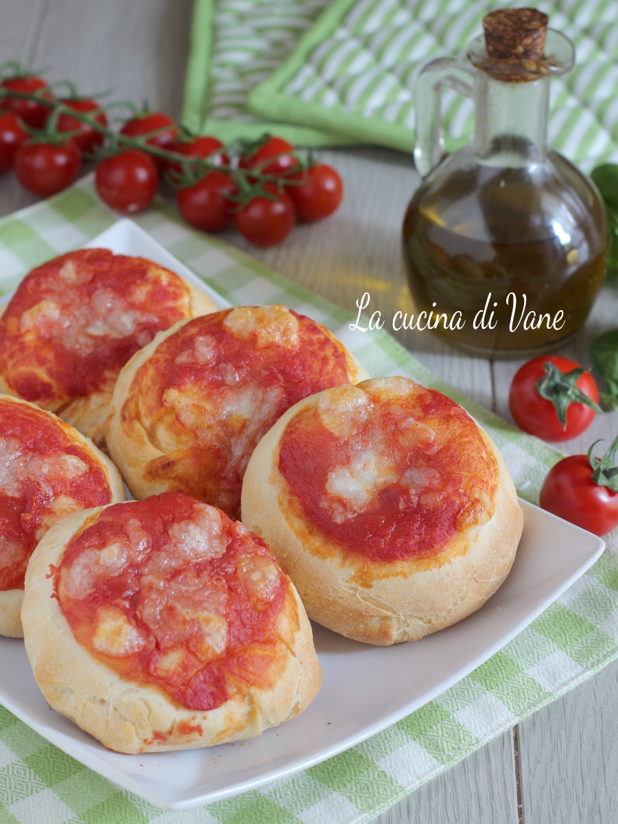 pizzette con impasto rosticceria siciliana