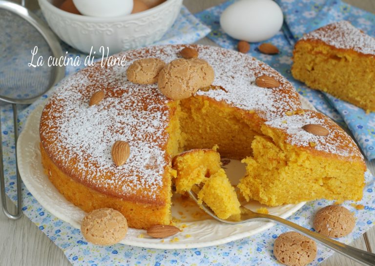 TORTA DI ZUCCA E AMARETTI con mandorle senza burro nell'impasto