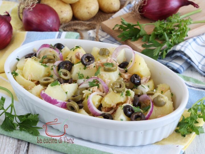 INSALATA DI PATATE CON CIPOLLE TONNO E OLIVE