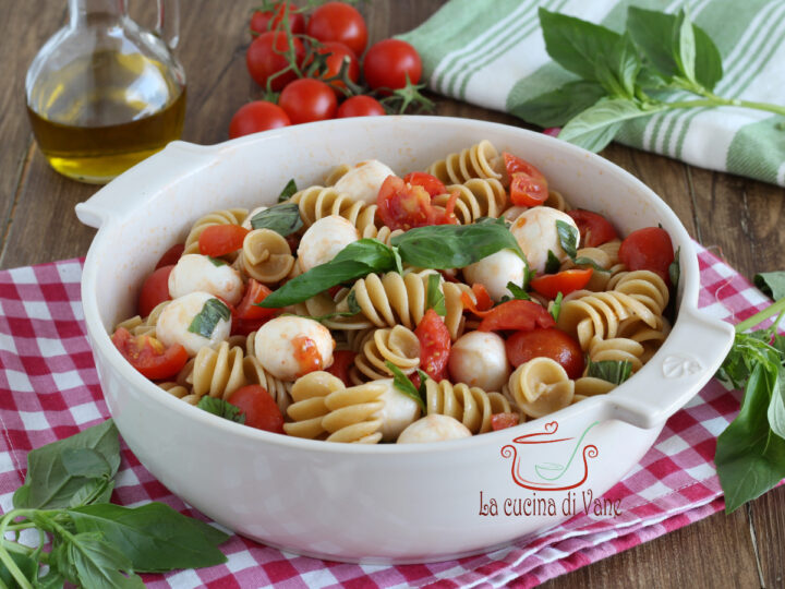 insalata di pasta fredda pomodori e mozzarella