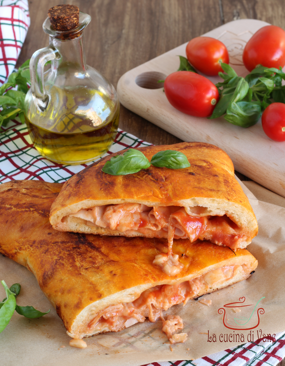 CALZONE AL FORNO farcito con prosciutto mozzarella e pomodoro