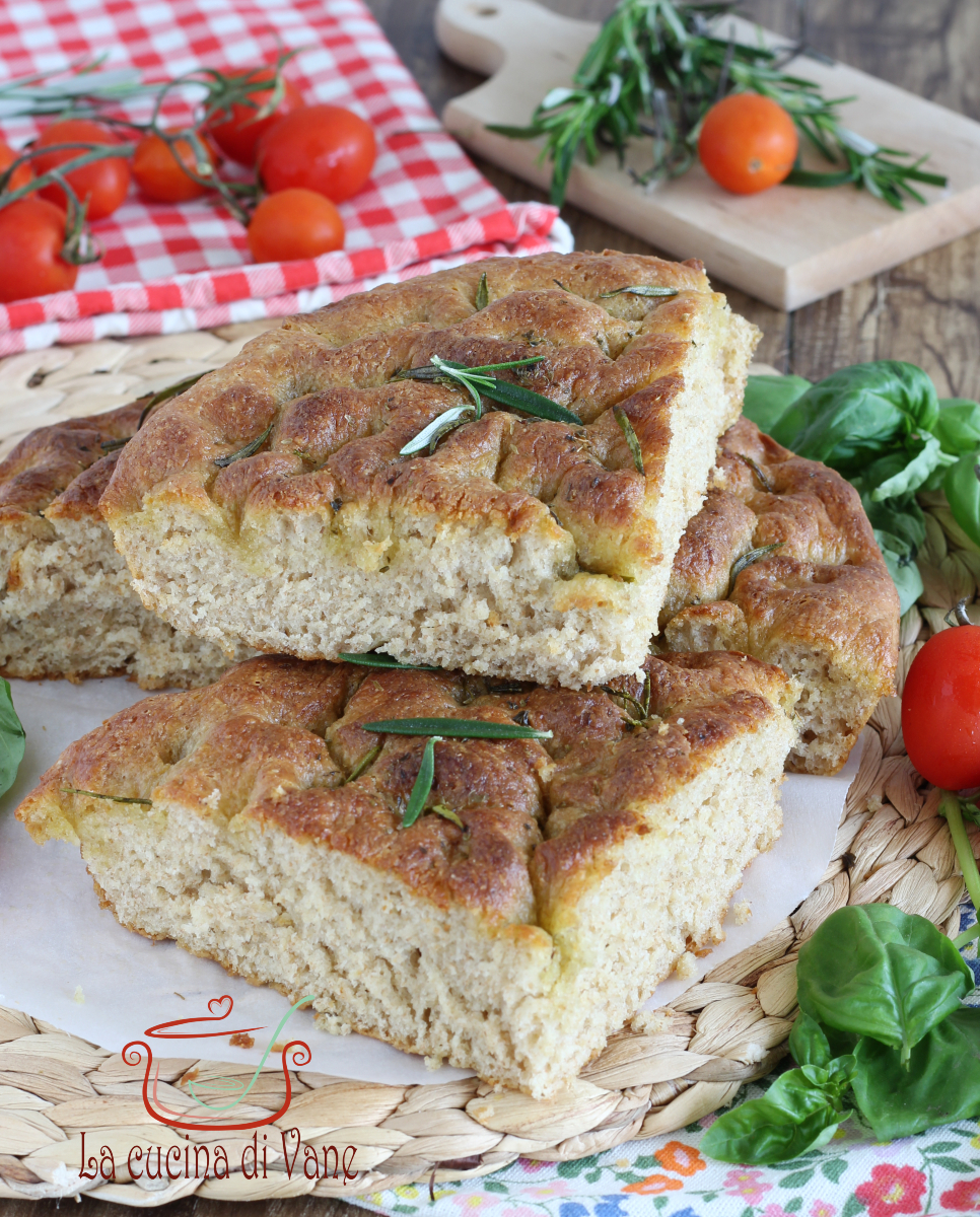 Focaccia integrale come farla morbida alta, ricetta lievitato farina ...