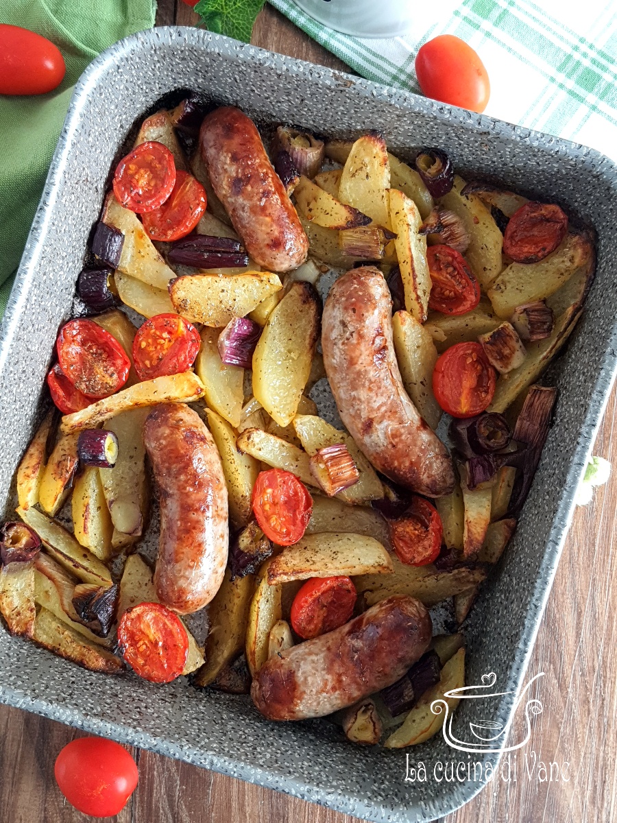 Salsicce e patate al forno al forno saporite, ricetta secondo piatto