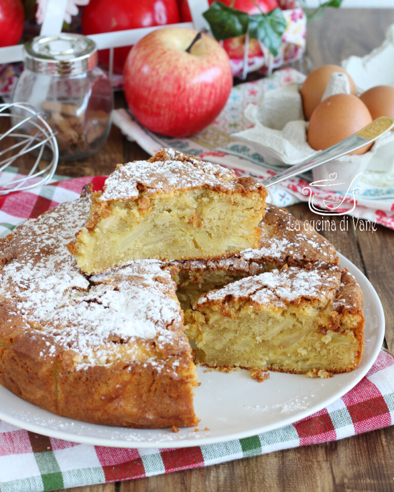 Torta di mele con burro al profumo di cannella morbida e cremosa