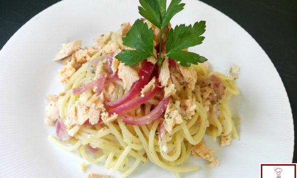 Spaghetti con crema di cipolle rosse e salmone
