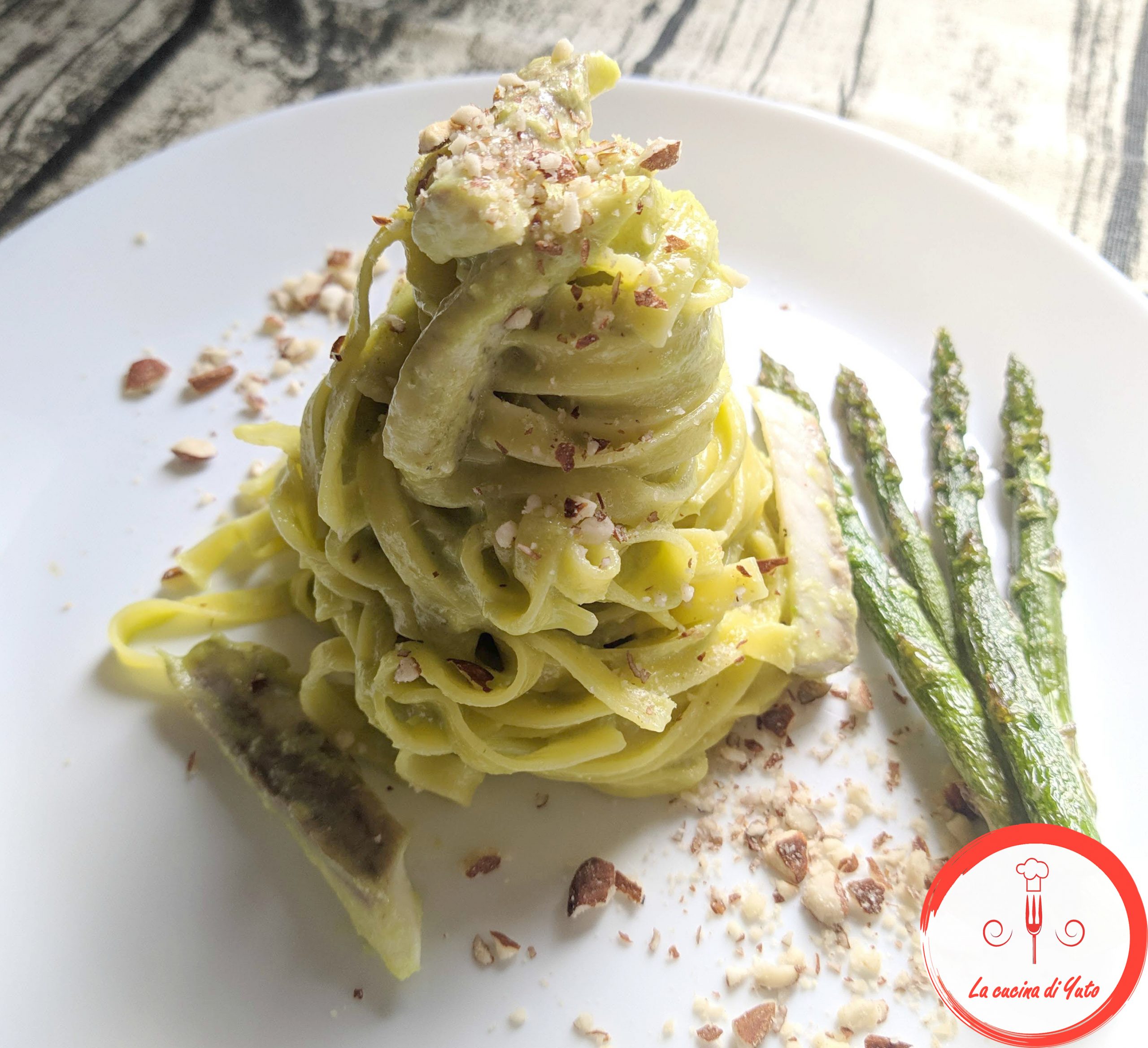 Tagliatelle al pesto di asparagi e branzino
