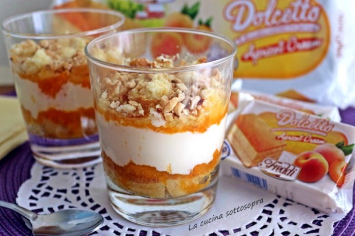 dessert alla crema di yogurt e albicocche