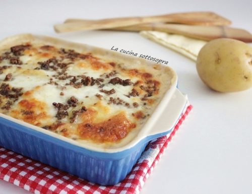 Pasticcio di patate cremoso con carne e prosciutto