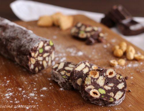 Salame di cioccolato senza uova con nocciole e pistacchi