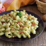 Pasta con crema di broccoli speck e noci - senza panna