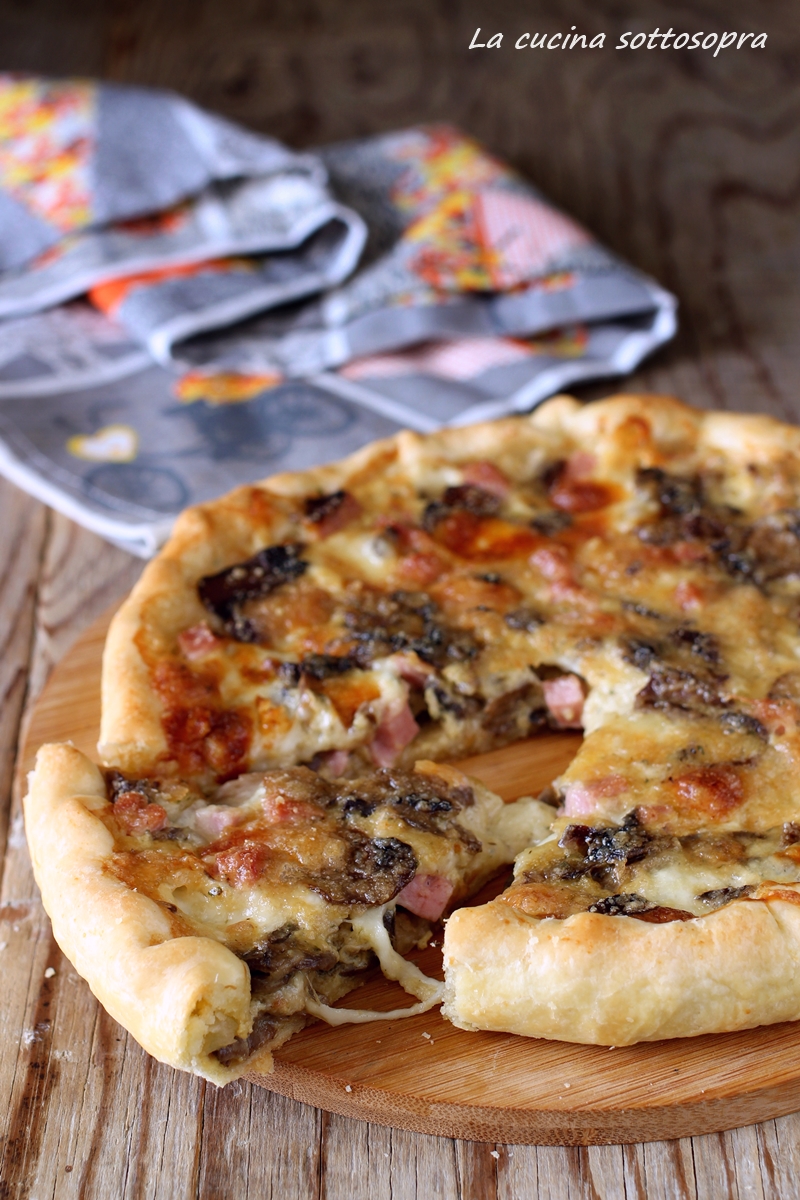 Torta salata prosciutto e funghi con mozzarella filante La cucina