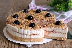 cheesecake amarena e granella di nocciole