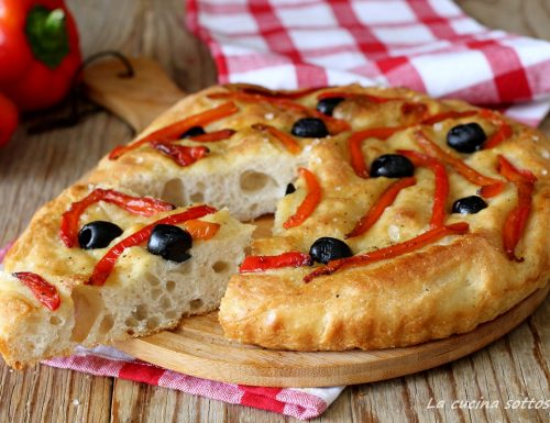 Focaccia ai peperoni e olive – con e senza Bimby