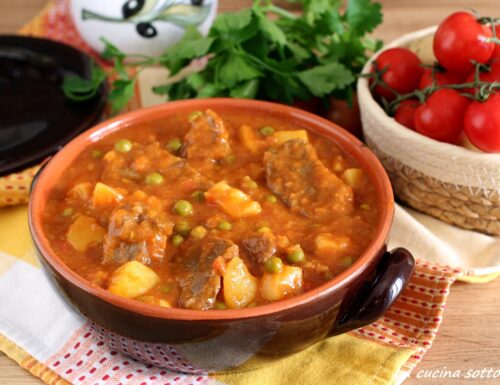 Spezzatino con patate e piselli