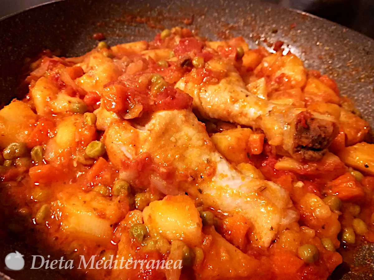 POLLO ALLA CAMPAGNOLA con patate, pomodoro, piselli, carote e cipolle by Dieta Mediterranea