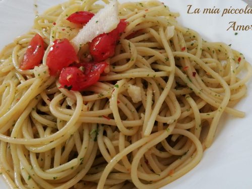 Spaghetti al pesto di rucola con pomodorini e scaglie di parmigiano