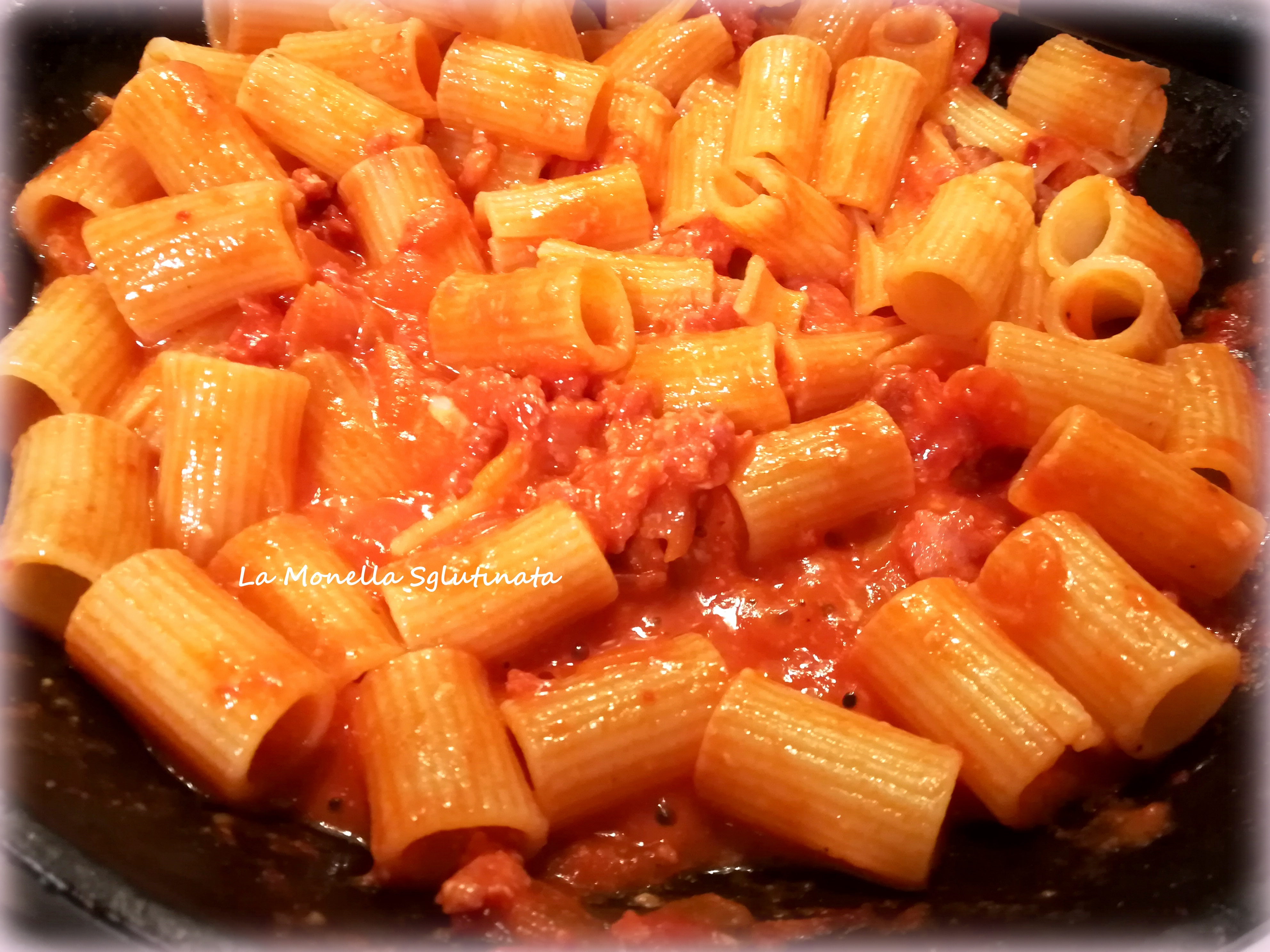 Mezze maniche con sugo di salsiccia e stracchino ⋆ La Monella Sglutinata