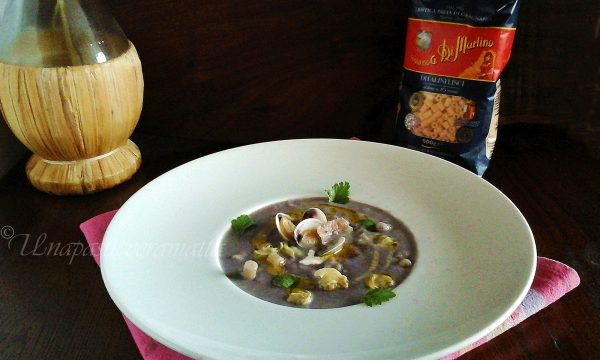 Zuppa di vongole del New England con patate viola (clam chowder)