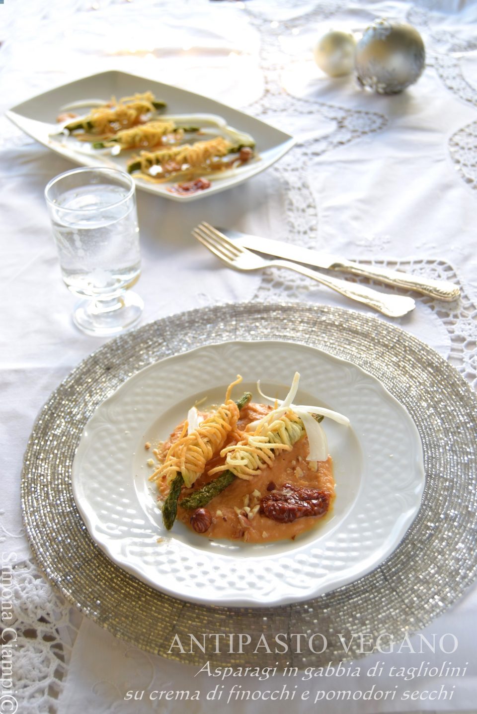 Asparagi in gabbia di tagliolini su crema di finocchi e pomodori-antipasto vegano