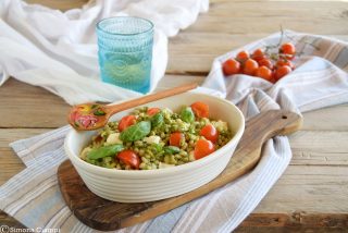 Insalata di orzo con pesto mozzarella e pomodorini