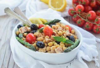 Insalata di ceci e tonno con asparagi