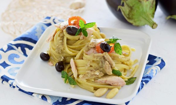 Linguine con crema di melanzane ventresca e mandorle